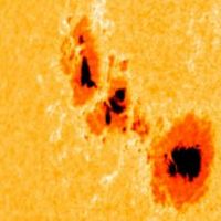 Огромное солнечное пятно занимает позицию направленную к Земле (видео)