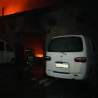 На ул. Парковой в пожаре сгорели три автомобиля (фото)