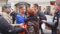 Евромайдановцы не только высказывают неуважения к мирным жителям, но и вступаю в драки с женщинами